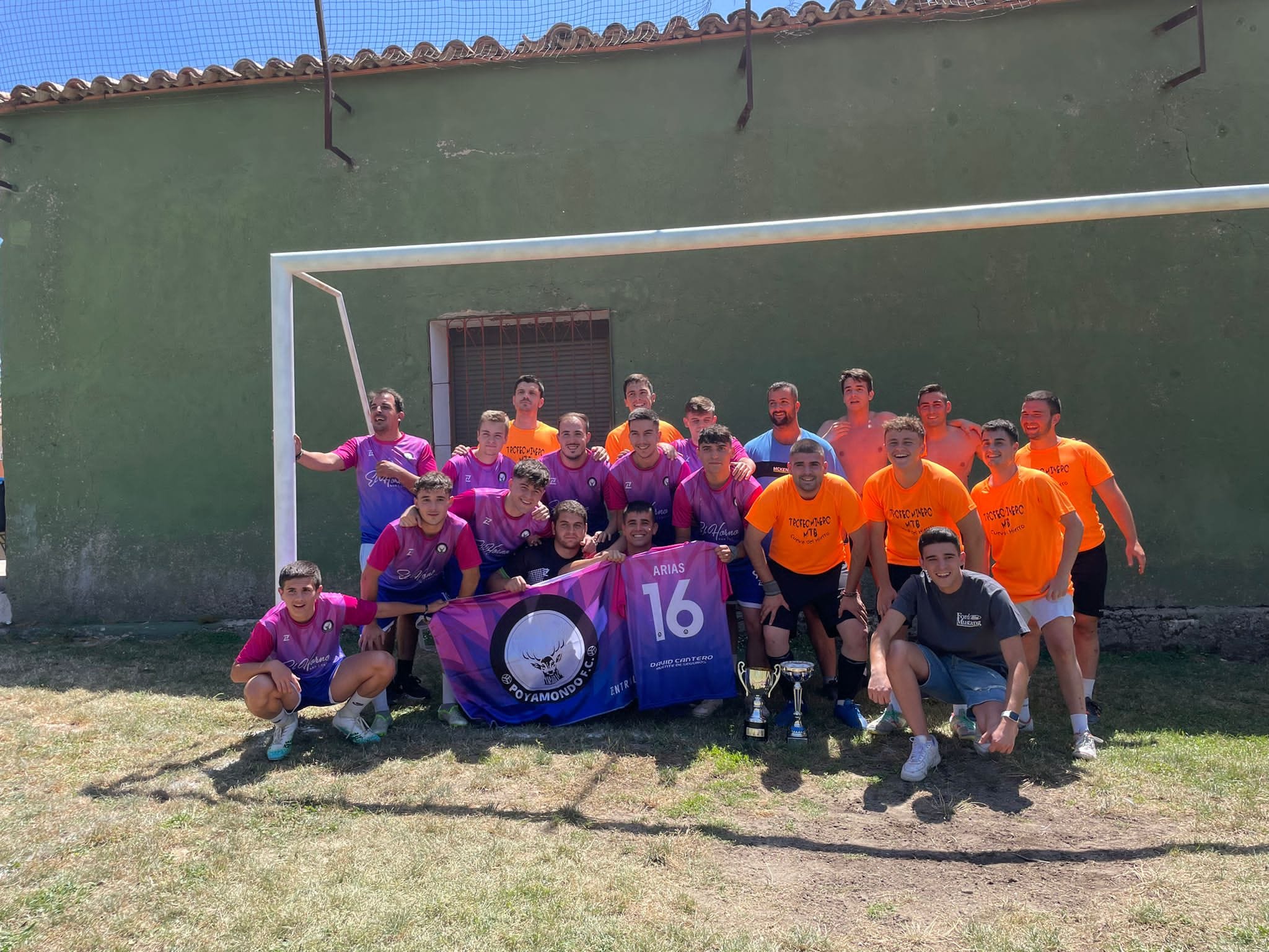 Ambos conjuntos en una foto de hermanamiento tras el final del encuentro