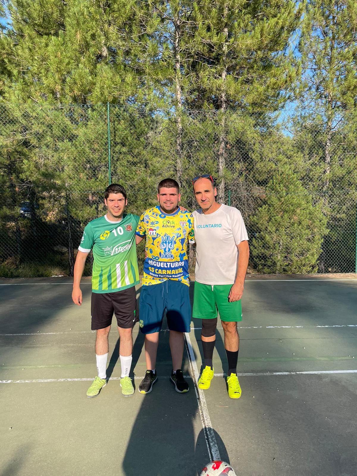 Foto de los capitanes antes de comenzar el encuentro
Izq (Mariete/Solteros) y Drch (Rafa/Casados)