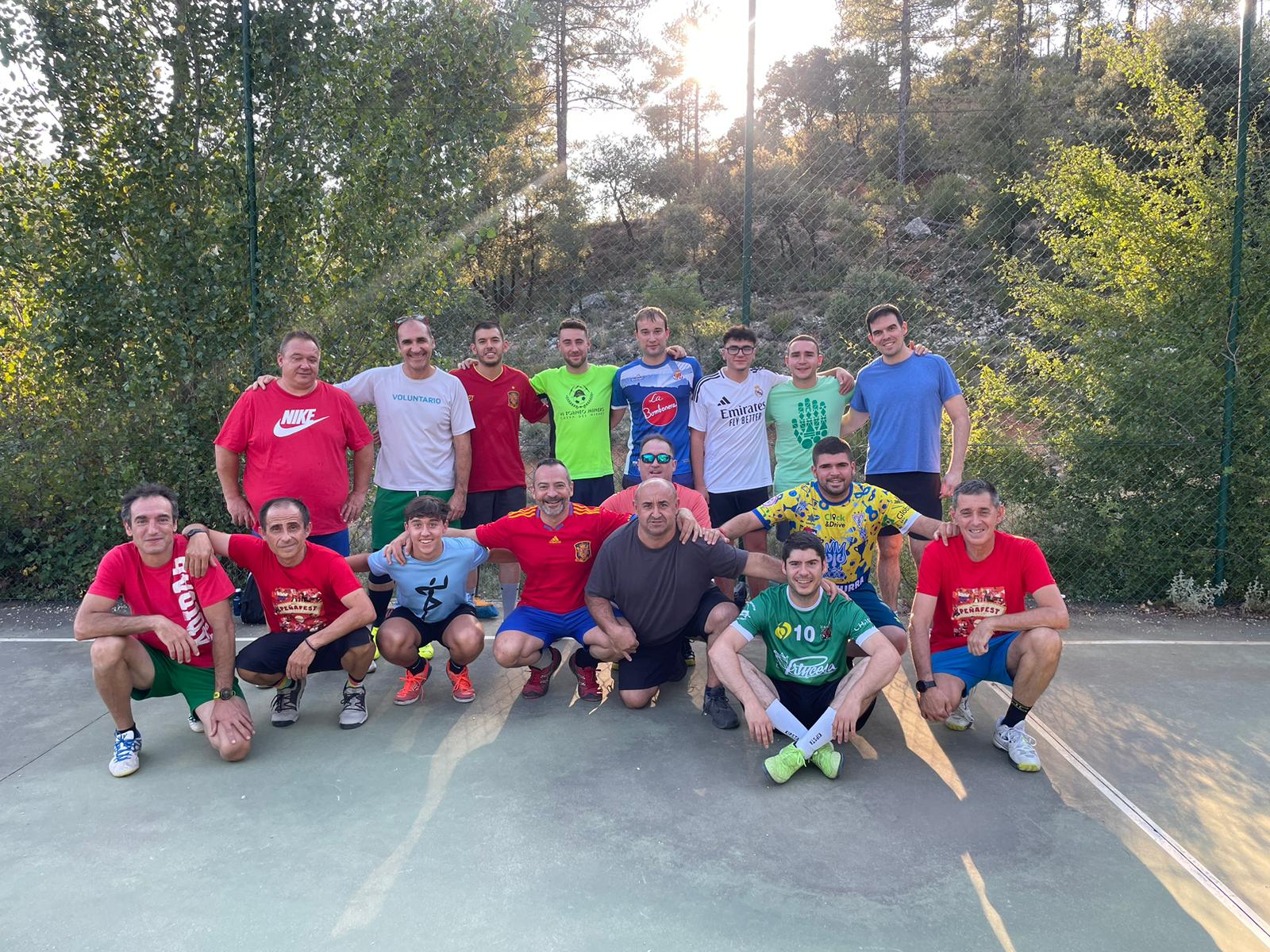 Foto de familia de los dos equipos antes del comienzo del trofeo.