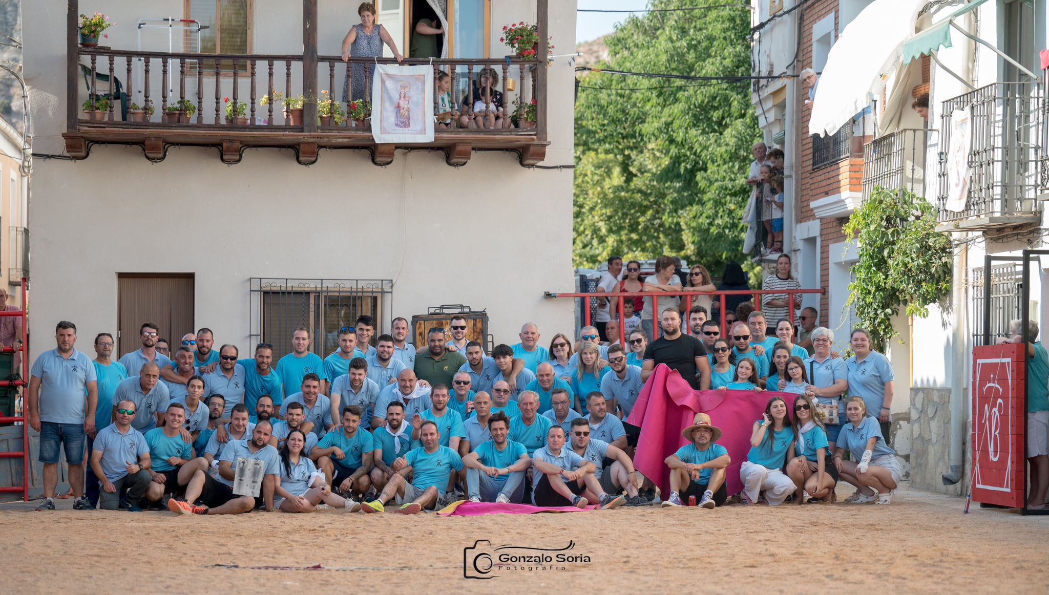 Foto de familia de la Asociación (Instantánea de Gonzalo Soria)